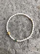 Lade das Bild in den Galerie-Viewer, Armband aus Süßwasserperlen, Smaragd & vergoldetem Silber