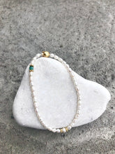 Lade das Bild in den Galerie-Viewer, Armband aus Süßwasserperlen, Smaragd & vergoldetem Silber