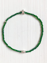 Lade das Bild in den Galerie-Viewer, Zierliches Armband aus facettiertem, dunkelgrünem Diopsid mit Stern und Blümchen aus Echtsilber und diamantierter Kugel.