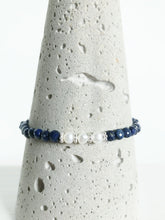 Lade das Bild in den Galerie-Viewer, Edles Armband ohne Verschluss aus Lapislazuli, Süßwasserperlen & Echtsilber online kaufen