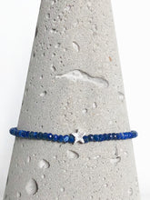 Lade das Bild in den Galerie-Viewer, Armband aus facettierten Lapislazuli-Perlen mit Stern und diamantierter Kugel aus Sterlingsilber - Detailansicht auf Betonkegel.
