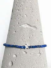 Lade das Bild in den Galerie-Viewer, Armband aus facettierten Lapislazuli-Perlen mit Stern und diamantierter Kugel aus Sterlingsilber - Detailansicht auf Betonkegel.