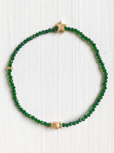 Lade das Bild in den Galerie-Viewer, Zierliches Armband aus facettiertem, dunkelgrünem Diopsid mit Stern und Blümchen aus vergoldetem Echtsilber und diamantierter Kugel.