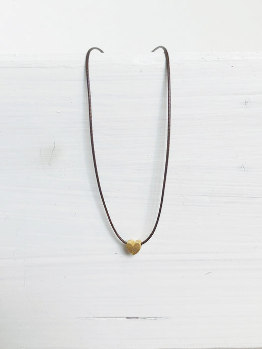 Zarte Halskette mit goldenem Anhänger in Herzform aus gewachster Baumwolle online kaufen 