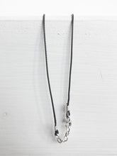 Lade das Bild in den Galerie-Viewer, Edle Halskette aus grauer Baumwolle mit Ginkgo-Anhänger aus echtem Silber online bestellen