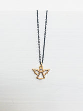 Lade das Bild in den Galerie-Viewer, Feine Gliederkette aus geschwärztem mit kleinem Engel aus echtem Gold (14 Karat) von Fotini Krinaki online kaufen