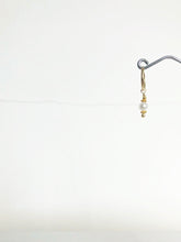 Lade das Bild in den Galerie-Viewer, Kleine Creolen aus vergoldetem Echtsilber mit Perlenanhänger online bestellen