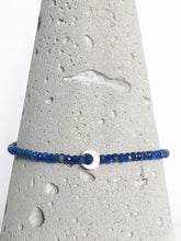 Lade das Bild in den Galerie-Viewer, Armband aus facettierten Lapislazuli-Perlen mit Mond und diamantierter Kugel aus Sterlingsilber - Detailansicht auf Betonkegel.

