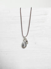 Lade das Bild in den Galerie-Viewer, Zarte Baumwollkette mit Echtsilber-Anhänger in Kaffeebohnen-Form online kaufen