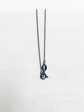 Lade das Bild in den Galerie-Viewer, Feine Gliederkette aus geschwärztem mit kleinem Engel von Fotini Krinaki - Detailansicht Verschluss.