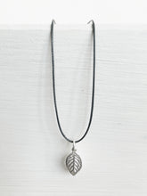 Lade das Bild in den Galerie-Viewer, Zarte Halskette aus Baumwolle mit Blatt-Anhänger aus Echtsilber online kaufen