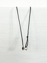 Lade das Bild in den Galerie-Viewer, Schwarze Kette aus gewachster Baumwolle mit Anhänger in Herz- & Schmetterlingsform aus 14 Karat Gold & Perlen online kaufen