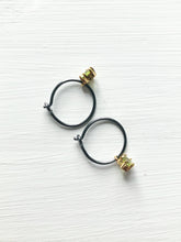 Lade das Bild in den Galerie-Viewer, Kleine Creolen von Fotini Krinaki aus geschwärztem Silber, Gold & Peridot online kaufen