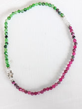 Lade das Bild in den Galerie-Viewer, Edelsteinarmband aus Rubinzoisit, weißem Topas & Silber online bestellen