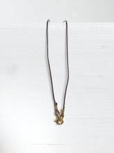 Lade das Bild in den Galerie-Viewer, Schöne Anhängerkette mit vergoldetem Herzanhänger aus dunkelbrauner Baumwolle online bestellen