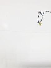 Lade das Bild in den Galerie-Viewer, Klassische Creolen von Fotini Krinaki aus Echtsilber, Echtgold & Peridot online bestellen