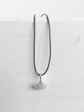 Lade das Bild in den Galerie-Viewer, Schlichte Halskette aus gewachster Baumwolle mit Ginkgo-Blatt aus Echtsilber online kaufen