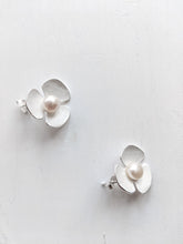 Lade das Bild in den Galerie-Viewer, Ohrstecker Silberblätter mit Perlen-Blüte online kaufen.
