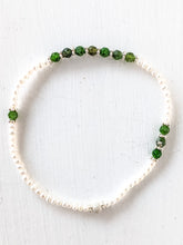 Lade das Bild in den Galerie-Viewer, Armband aus Süßwasserperlen mit Diospid & Echtsilber online bestellen