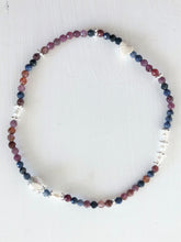 Lade das Bild in den Galerie-Viewer, Edelsteinarmband aus Saphiren & Rubinen ergänzt durch Silberelemente & Süßwasserperlen online bestellen