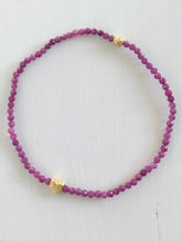 Lade das Bild in den Galerie-Viewer, Armband aus kräftig strahlendem Rubin & vergoldeten Echtsilberelementen online bestellen