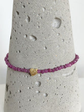 Lade das Bild in den Galerie-Viewer, Edles Armband aus Rubin & vergoldetem Silber online kaufen