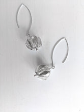 Lade das Bild in den Galerie-Viewer, Ohrring aus Sterlingsilber mit faszinierend strukturierter Silberkugel online kaufen.
