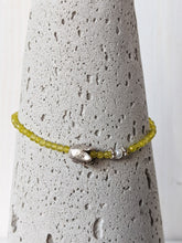 Lade das Bild in den Galerie-Viewer, Armband aus limonengelbem Serpentin, Süßwasserperle und Silber online kaufen