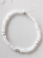 Lade das Bild in den Galerie-Viewer, Handgemachtes Armband aus Bergkristall, weißem Achat und Silber online bestellen