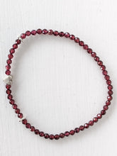 Lade das Bild in den Galerie-Viewer, Edelsteinarmband aus rotem Granat und Echtsilber online kaufen