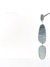 Lade das Bild in den Galerie-Viewer, Ohrstecker aus Silber mit zartblauen Anhängern aus Aluminium und beschichtetem Papier online bestellen.