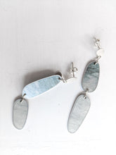 Lade das Bild in den Galerie-Viewer, Ohrstecker aus Silber mit zartblauen Anhängern aus Aluminium und beschichtetem Papier online kaufen.