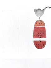 Lade das Bild in den Galerie-Viewer, Ohrstecker aus Silber mit braunen und roten Anhängern aus Aluminium und beschichtetem Papier online bestellen.