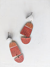 Lade das Bild in den Galerie-Viewer, Ohrstecker aus Silber mit braunen und roten Anhängern aus Aluminium und beschichtetem Papier online kaufen.
