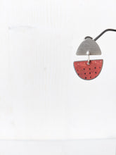 Lade das Bild in den Galerie-Viewer, Ohrstecker aus Silber mit braunem Anhänger aus Aluminium und beschichtetem Papier online bestellen.