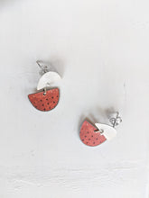 Lade das Bild in den Galerie-Viewer, Ohrstecker aus Silber mit braunem Anhänger aus Aluminium und beschichtetem Papier online kaufen.