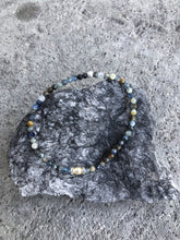 Lade das Bild in den Galerie-Viewer, Armband aus Kyanit, einer Süßwasserperle &amp; Silber
