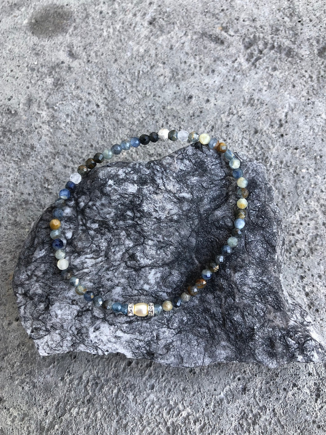 Armband aus Kyanit, einer Süßwasserperle & Silber