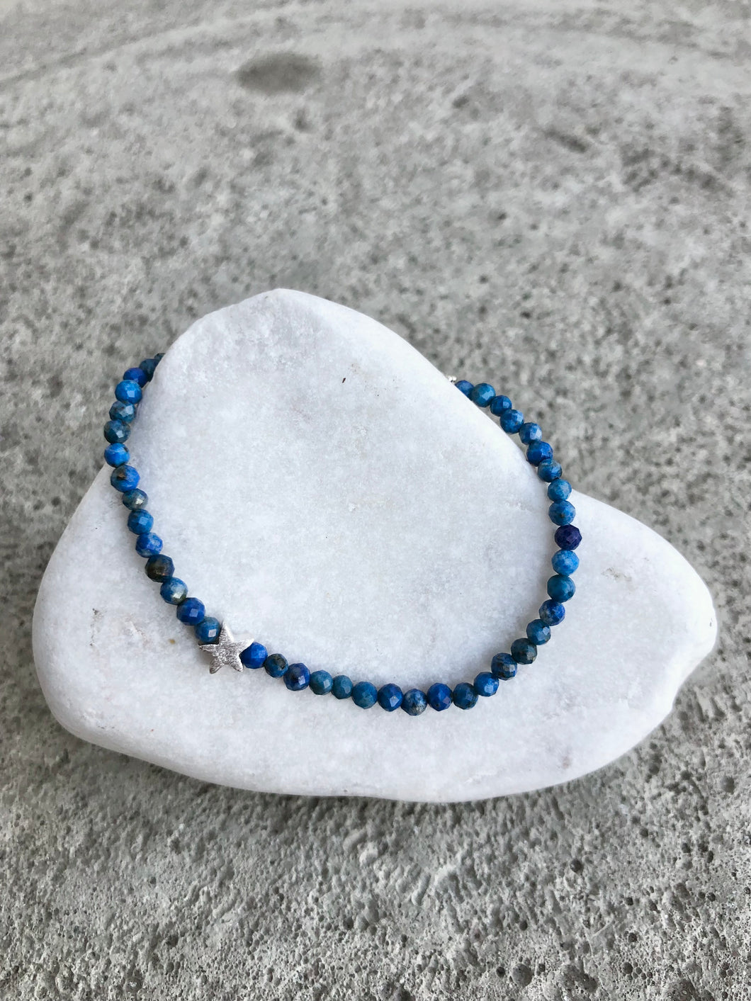 Armband aus Lapislazuli mit silbernem Stern