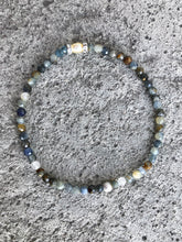 Lade das Bild in den Galerie-Viewer, Armband aus Kyanit, einer Süßwasserperle &amp; Silber
