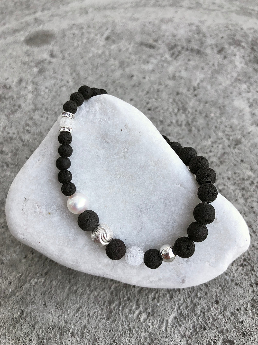 Armband aus schwarzer Lava