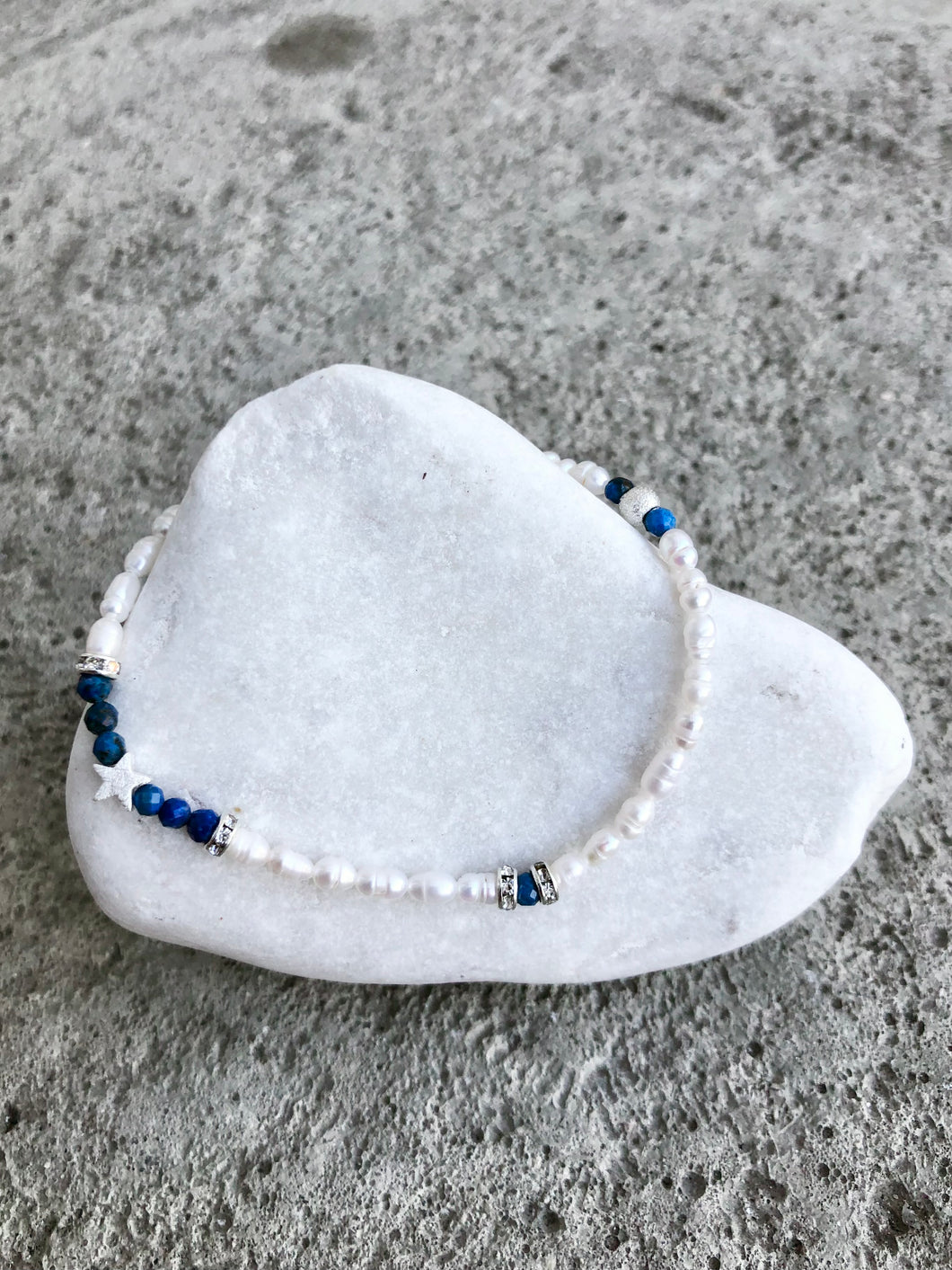 Armband aus Perlen, Lapislazuli & Silber