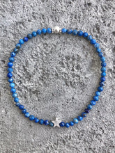 Lade das Bild in den Galerie-Viewer, Armband aus Lapislazuli mit silbernem Stern
