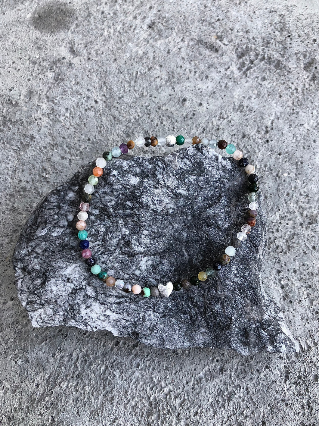 Armband aus verschiedenen Halbedelsteinen & Silber