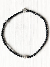 Lade das Bild in den Galerie-Viewer, Zartes Armband aus facettierten Spinellperlen in Begleitung eines silbernen Sterns &amp; einer diamantierten Kugel aus Echtsilber, durchbrochen von silbernen Blümchen.
