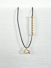 Lade das Bild in den Galerie-Viewer, Schwarz gewachste Halskette aus Baumwolle mit Herzanhänger aus echtem Gold &amp; Süßwasserperlen Onlineshop
