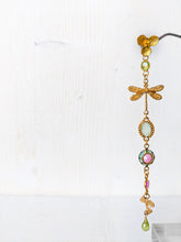 Lade das Bild in den Galerie-Viewer, Vergoldeter Ohrhänger mit Glas und Peridottropfen - Libellenohrhänger lang online bestellen
