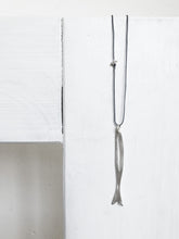 Lade das Bild in den Galerie-Viewer, Elegante Halskette aus Baumwolle &amp; Echtsilber mit Fisch online kaufen
