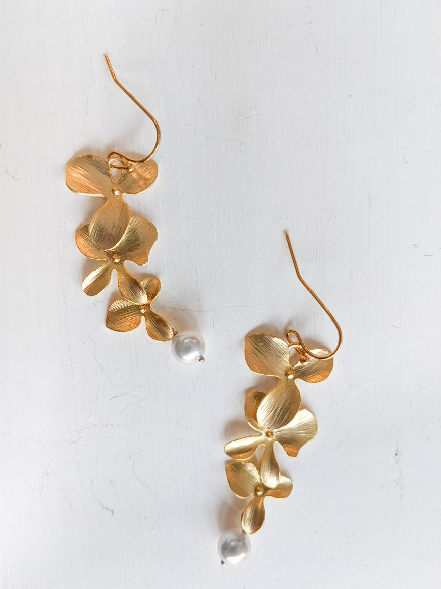 Ohrhänger aus vergoldeten Blüten und Perle online kaufen 