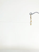 Lade das Bild in den Galerie-Viewer, Kleine Creolen aus vergoldetem Echtsilber mit Perlenanhänger online bestellen
